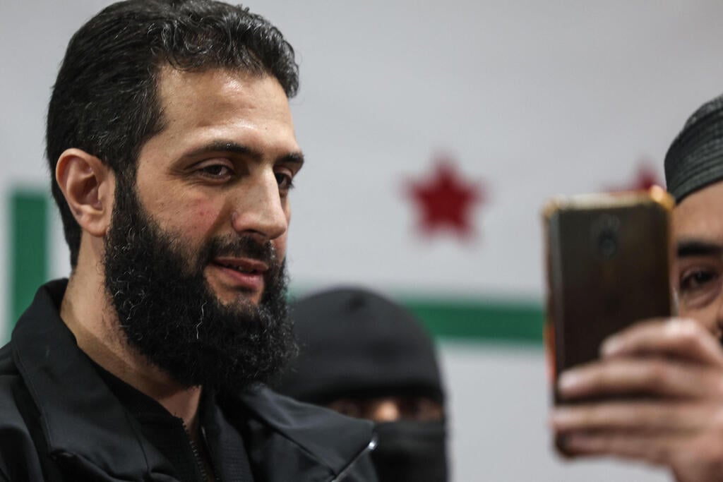 "במשמרת שלו ישראל עושה מה שהיא עושה ואף אחד לא מגיב". אל-ג'ולאני (צילום: OMAR HAJ KADOUR / AFP) אבו מוחמד אל ג'ולאני המנהיג החדש של סוריה