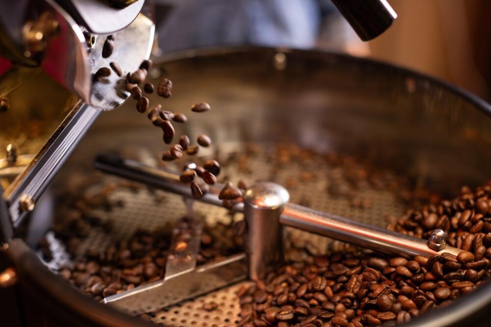 Freshly roasted coffee beans (Photo: shutterstock) פולי קפה