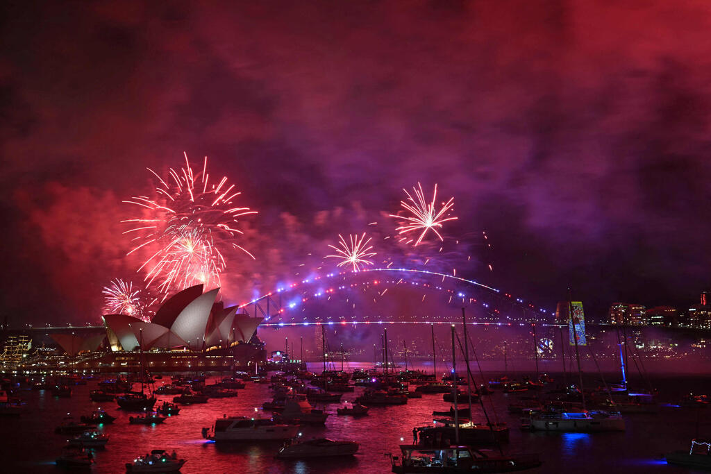 Sydney welcomes 2025 (Photo: DAVID GRAY / AFP) מופע זיקוקים בית האופרה סידני אוסטרליה חגיגות שנה חדשה 2025