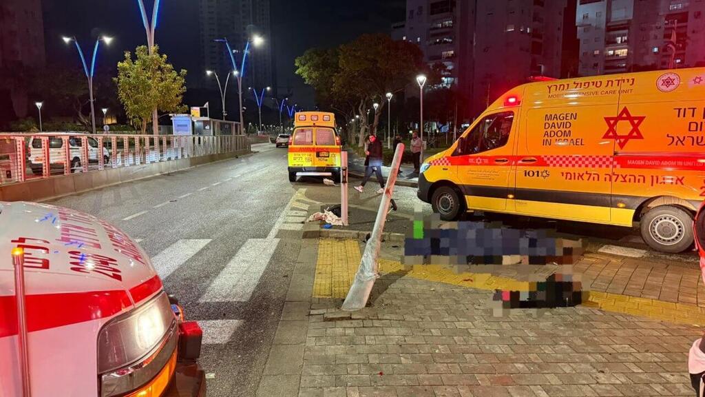 זירת תאונת הדרכים הקטלנית בשדרות הרצל באשדוד (צילום: תיעוד מבצעי מד"א) זירת תאונת הדרכים באשדוד שבה נהרגה בת 18