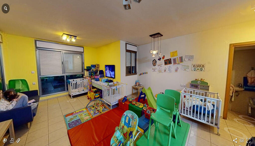 כך זה נראה לפני השיפוץ. חלל הסלון שימש כמרחב משחק בגן (צילום: קרן אטלס) לפני השיפוץ