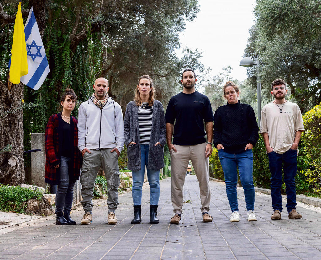נכדיו של יוסף וינר, מימין לשמאל: אסף, ליטל, ענבר, אופיר, אלמוג ודניאל (צילום: טל שחר) yk14205824