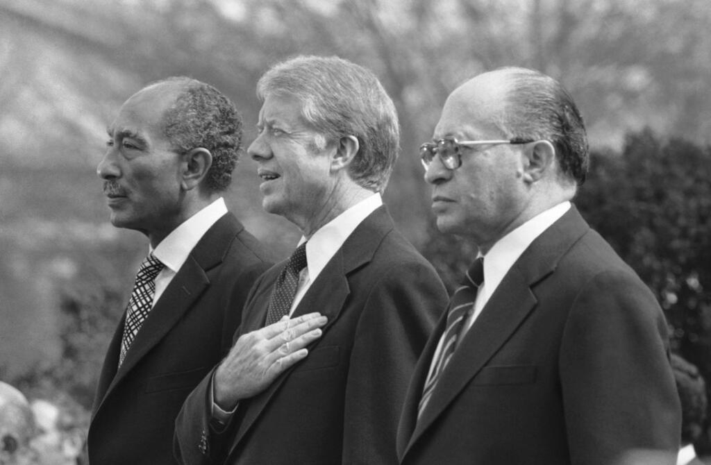 President Anwar Sadat, President Jimmy Carter and Prime Minister Menachem Begin (Photo: AP) מנחם בגין, ג'ימי קרטר, אנואר סאדאת