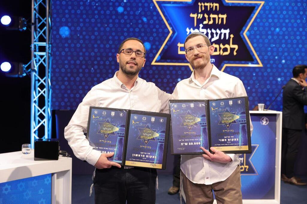 Shimshon Jacob and Shlomo Mondshein (Photo: Asi Efrati) הסגן שלמה מונדשיין (מימין) וחתן התנ"ך שמשון ג'יקוב (משמאל)