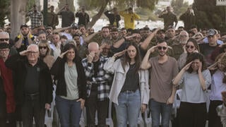 הלווייתו של סרן (מיל') רותם לוי, 24, שנפל בקרב בצפון רצועת עזה. צולם בבית העלמין הצבאי, פתח תקווה, ב-19 בדצמבר 2023