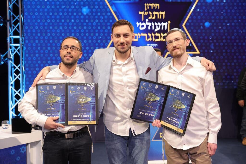 Jacob and Mondshein with Liron Ben Moshe (Photo: Asi Efrati) שלמה מונדשיין (מימין) ושמשון ג'יקוב (משמאל) עם לירון בן משה