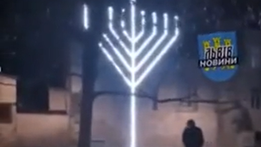 הצעיר ליד החנוכייה