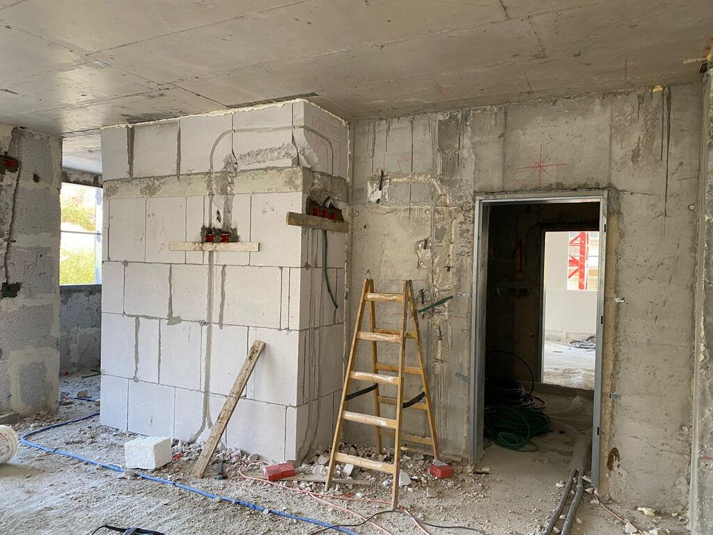 במהלך השיפוץ (צילום: מאיה שינברגר) במהלך השיפוץ