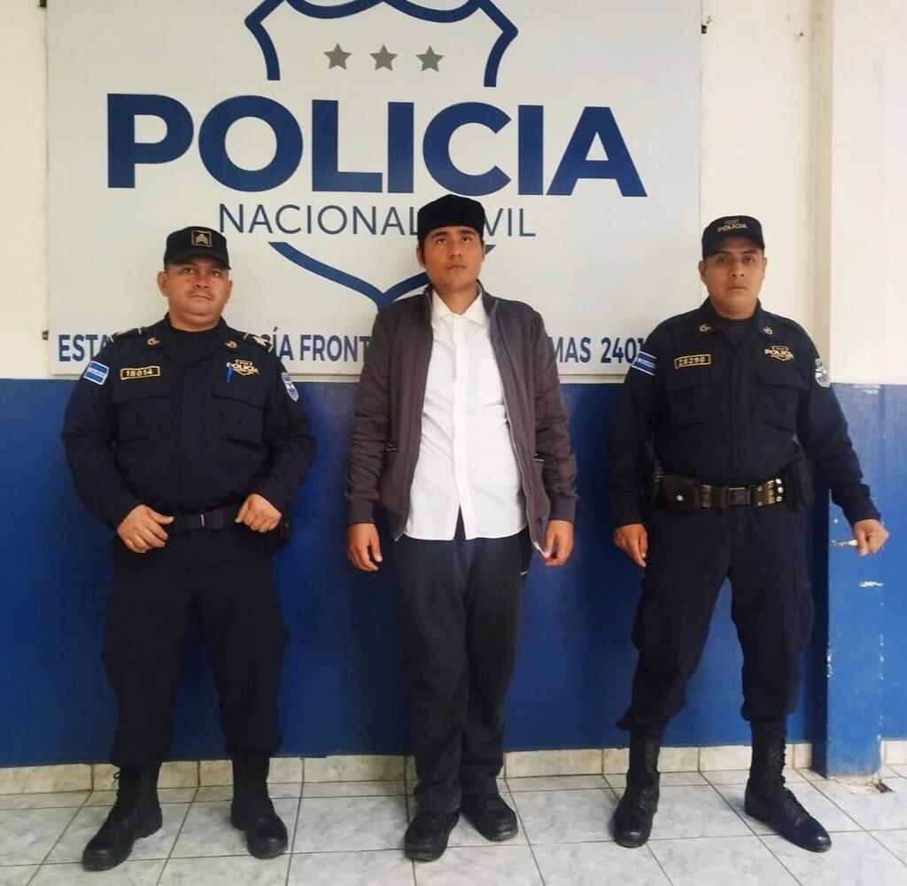Jonathan Emanuel Cardona Castillo under arrest in El Salvador ג'ונתן עמנואל קרדונה קסטילו (במרכז), לאחר מעצרו