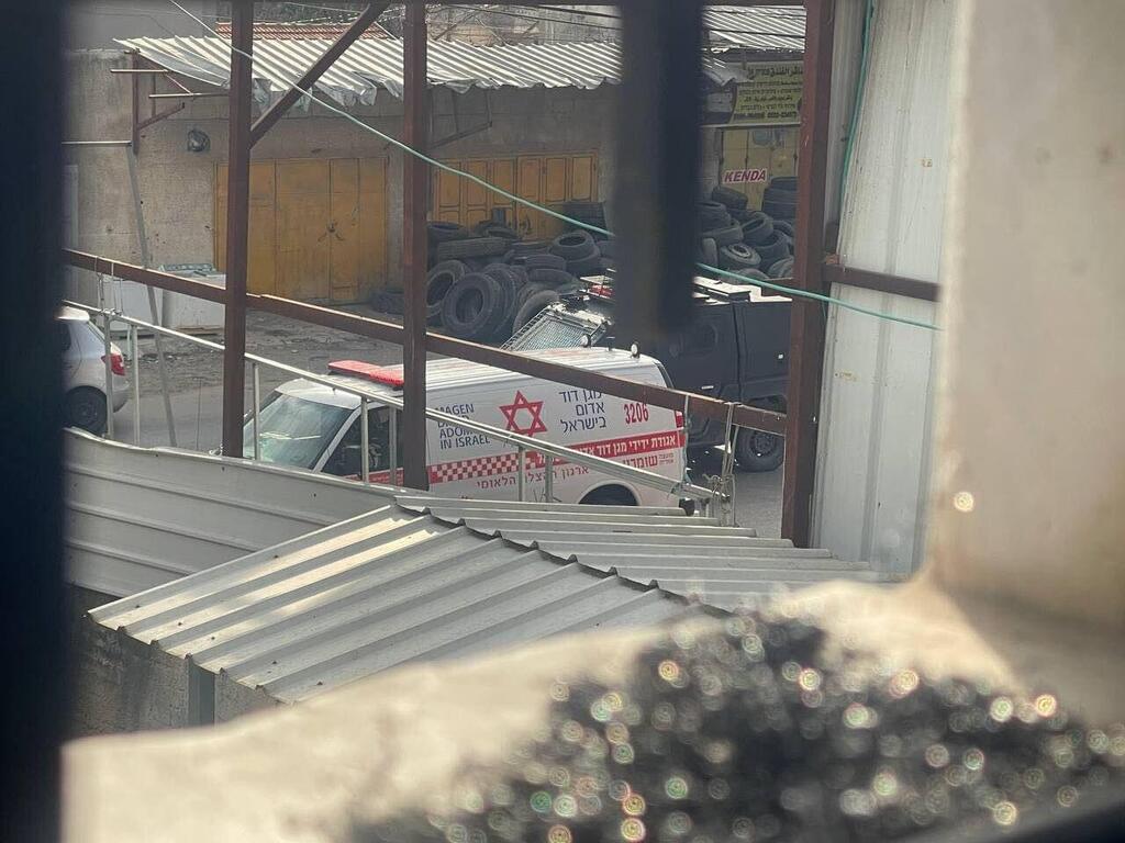 ירי מרכב לעבר רכב ואוטובוס  סמוך לכפר אלפונדוק מזרחית לקלקיליה..
