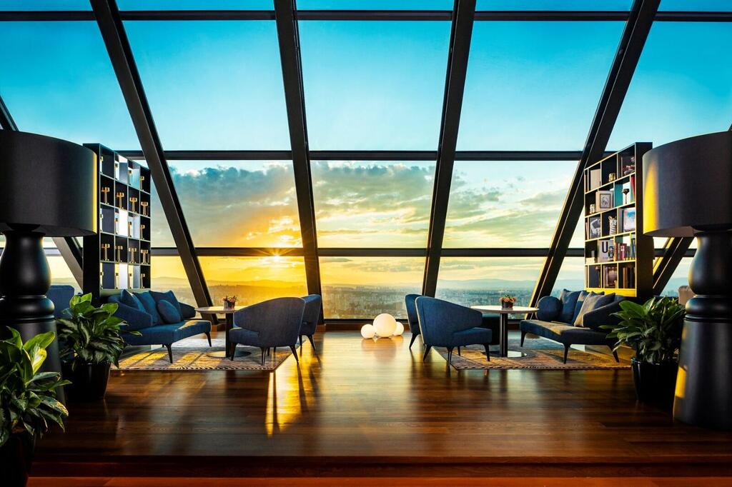 נוף מרהיב על סופיה מקומת הגג במלון 