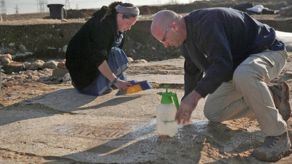 מעיין מרגוליס ושירה ליפשיץ מנקים את הפסיפס