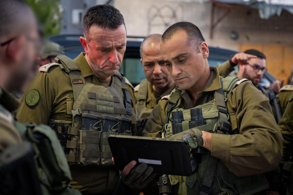 הרמטכ״ל, רב-אלוף הרצי הלוי, בזירת הפיגוע באל-פונדוק (צילום: דובר צה"ל ) הרמטכ״ל, רב-אלוף הרצי הלוי, בזירת הפיגוע באל פונדוק