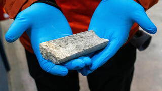 עובד במכרה בקנדה עם סלע המכיל אורניום