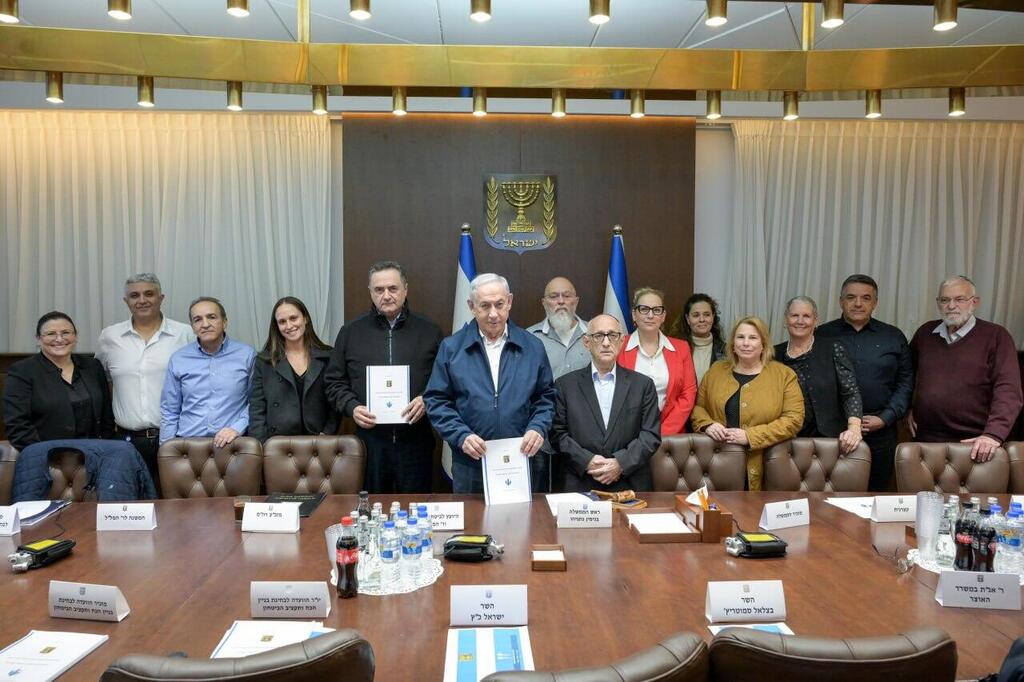 ראש הממשלה נתניהו מקבל לידיו את המלצות "ועדת נגל" (צילום: מעיין טואף, לע"מ) ראש הממשלה נתניהו מקבל לידיו את המלצות "ועדת נגל"