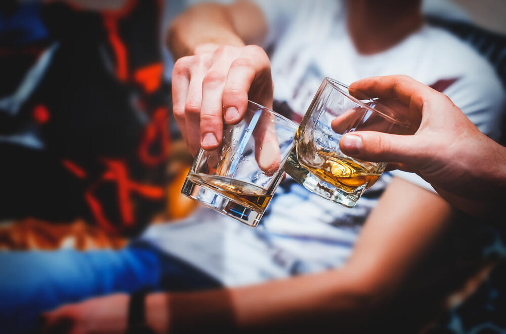 חשוב להימנע מצריכה יומיומית. שתיית אלכוהול (צילום: shutterstock) שתיית אלכוהול