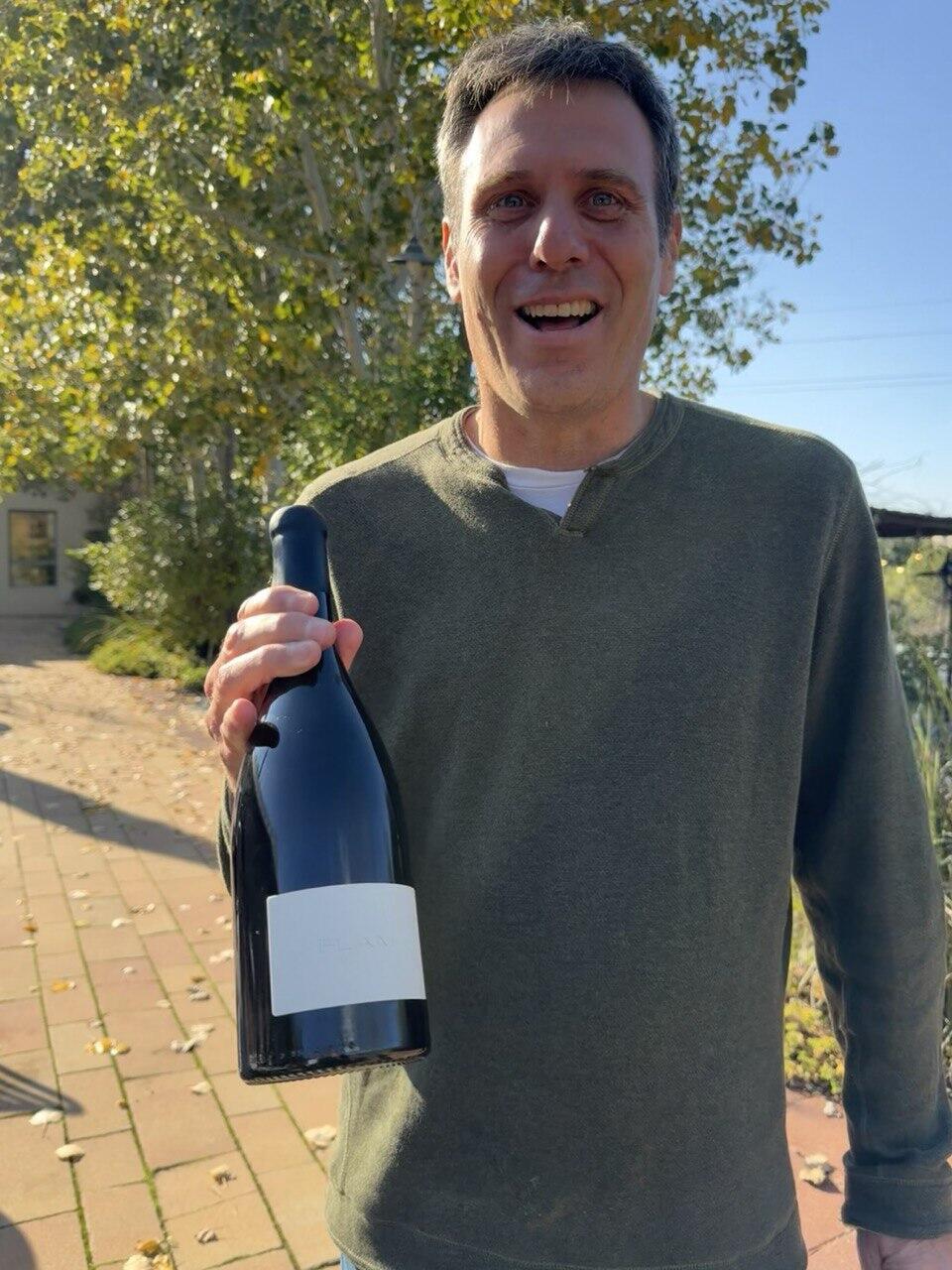 Gilad Flam (Photo: Courtesy) גלעד פלם והבקבוק הנחשק