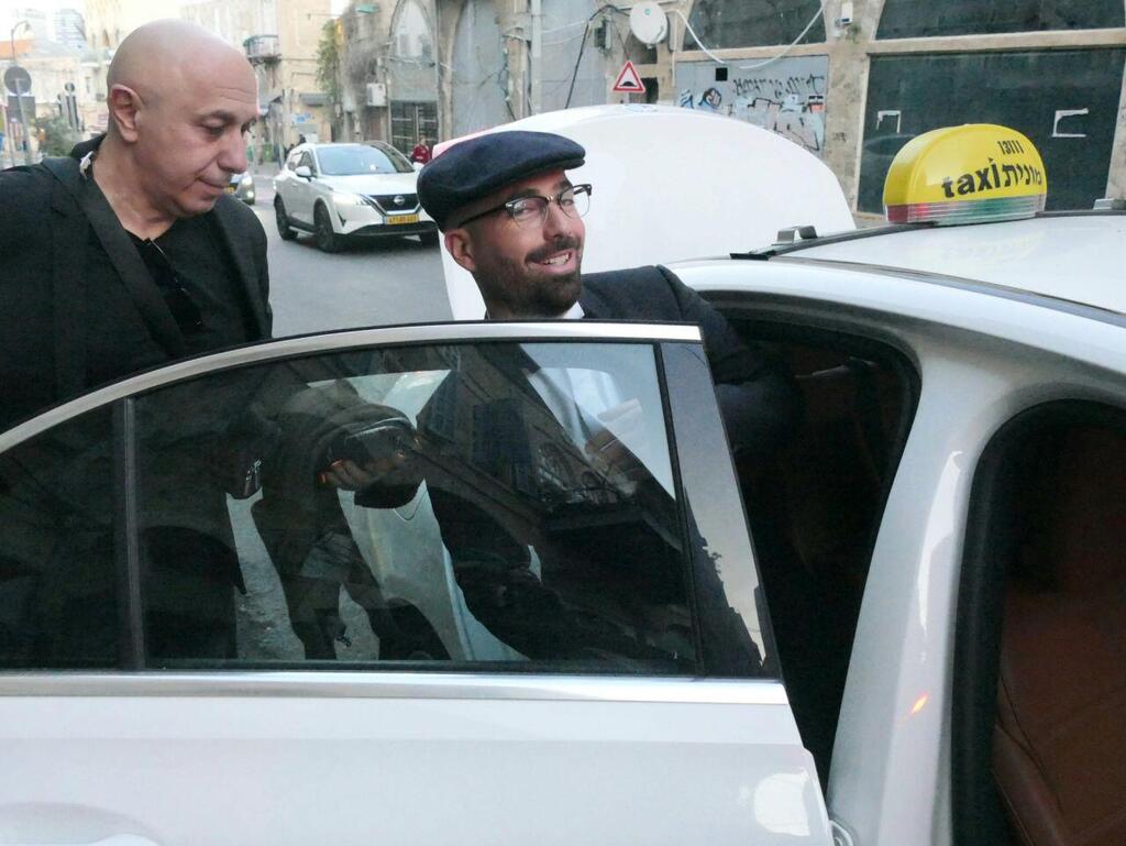 בדרך החוצה? עומר אדם נכנס למונית בסיום הצילומים (צילום: אמיר מאירי) עומר אדם ויעל שלביה בצילומים