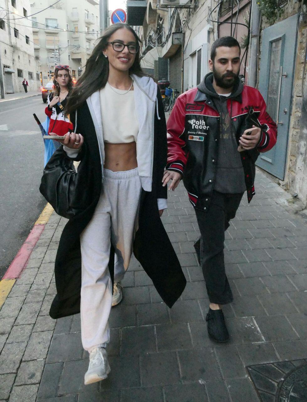 יעל שלביה צועדת במורד הרחוב בתום הצילומים (צילום: אמיר מאירי) עומר אדם ויעל שלביה בצילומים