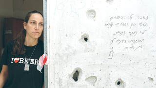 נירית הונוולד-קורנפלד, האחות של קיבוץ בארי, במבנה ההרוס של מרפאת השיניים בבארי