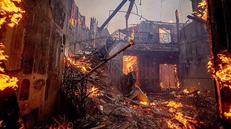 A burned out mansion in Los Angeles (Photo: AP) שריפה בלוס אנג'לס, קליפורניה