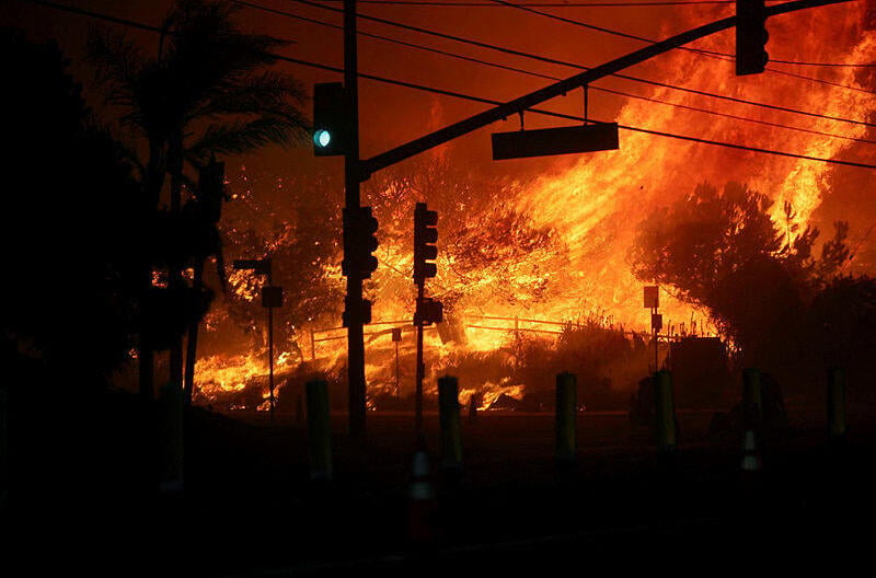 Fire sweeps through Los Angeles (Photo: Reuters) שריפה בלוס אנג'לס, קליפורניה
