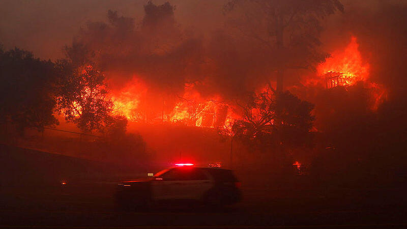 Homes on fire in Los Angeles (Photo: AP) שריפה בלוס אנג'לס, קליפורניה