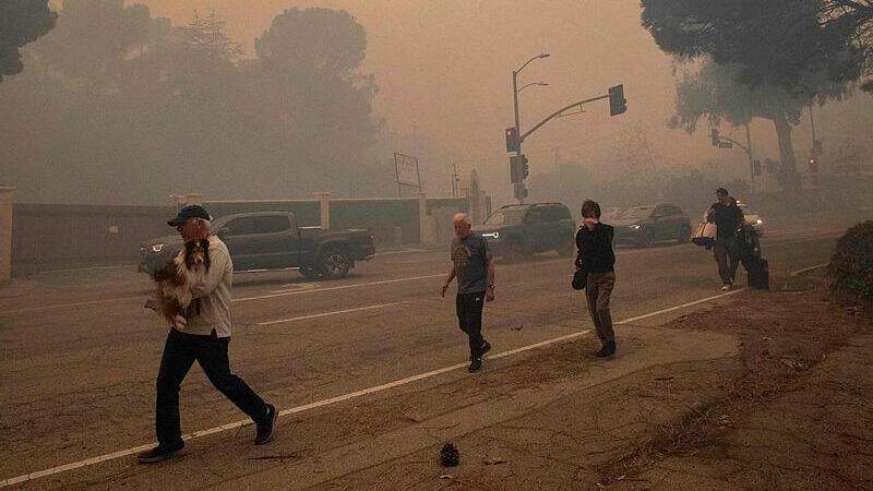 Evacuees abandoned their cars and left on foot (Photo: AP) שריפה בלוס אנג'לס, קליפורניה