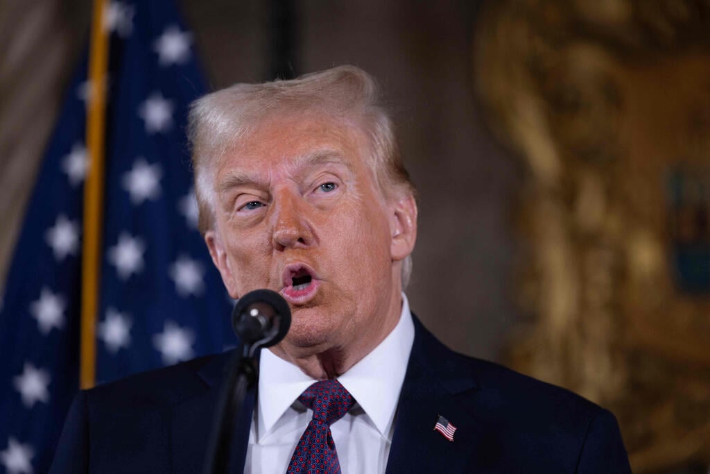 דונלד טראמפ (צילום: SCOTT OLSON / GETTY IMAGES NORTH AMERICA / AFP) דונלד טראמפ מסיבת עיתונאים אחוזת מאר א-לגו פלורידה ארה"ב