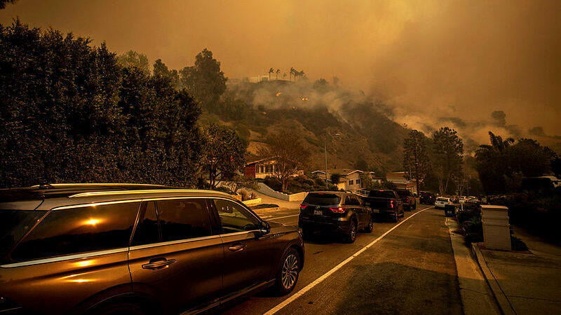 Los Angeles residents try to evacuate (Photo: AP) שריפה בלוס אנג'לס, קליפורניה