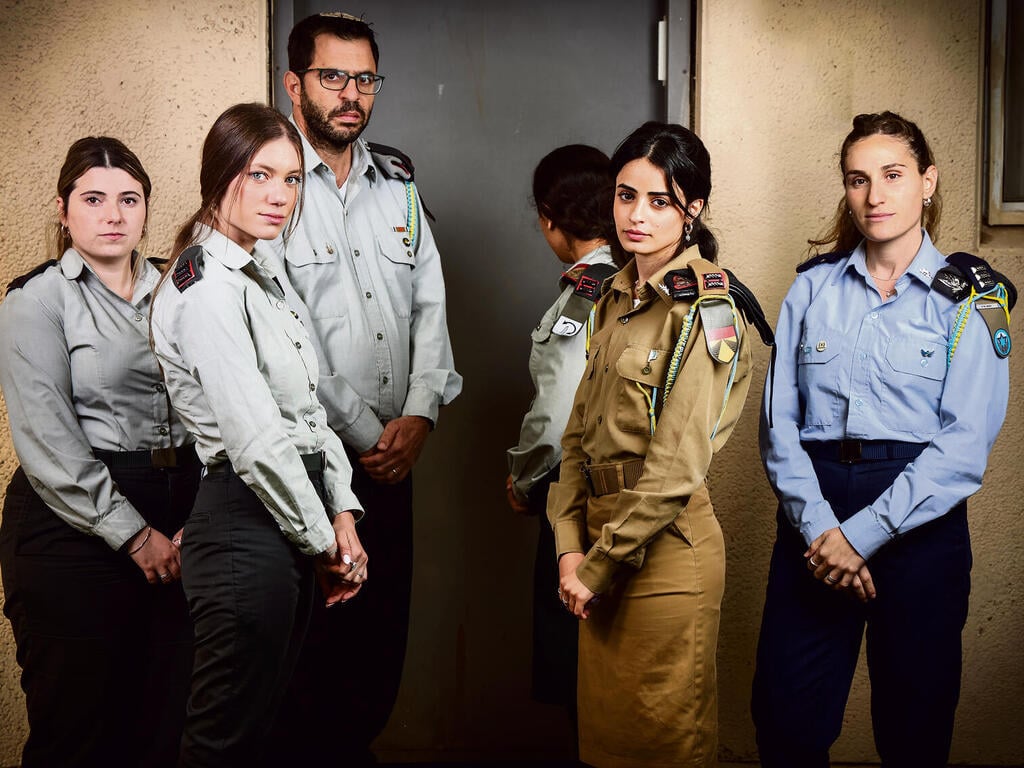 מימין: סרן לשם שיף-אדרי, סגן נועם שרף, סרן ר', רס"ן אבישי כהן, סרן שירה פילו, סגן שירה דגן (צילום: אביגיל עוזי) yk14211605