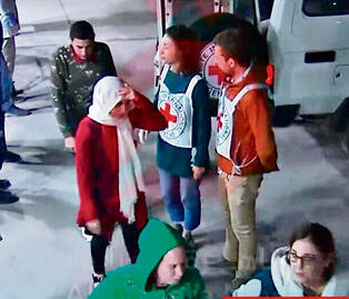 יוצאים לחופשי. עאישה ובלאל יורדים מרכב הצלב האדום yk14217038