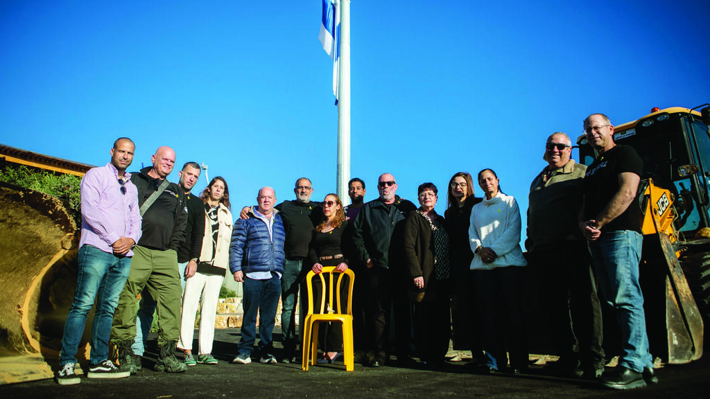 חברי פורום הביתה עם הטרקטורים בנתיב העשרה (צילום: אמנון גוטמן) חברי פורום הביתה עם הטרקטורים בנתיב העשרה