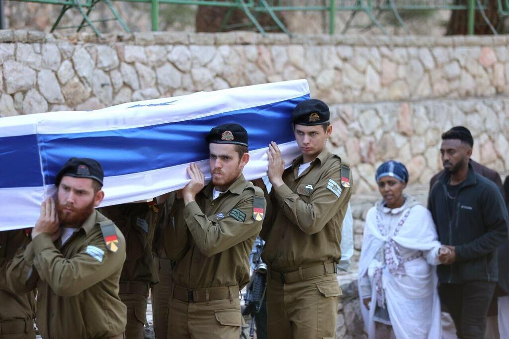 הלווייתו של סמ"ר קנאו קאסה ז"ל בהר הרצל (צילום: אלכס קולומויסקי) הלוויתו של סמ"ר קנאו קאסה