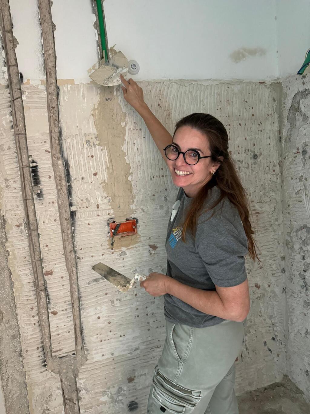 מעצבת הפנים עדי אדליס, מתנדבת בעבודות השיקום (צילום: אלבום פרטי) מעצבת הפנים עדי אדליס, מתנדבת בכפר עזה