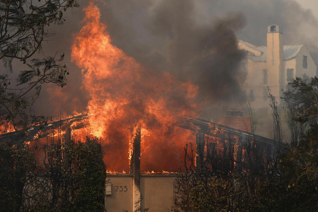 צילום: AP Photo/Damian Dovarganes ארצות הברית ארה"ב שריפות לוס אנג'לס