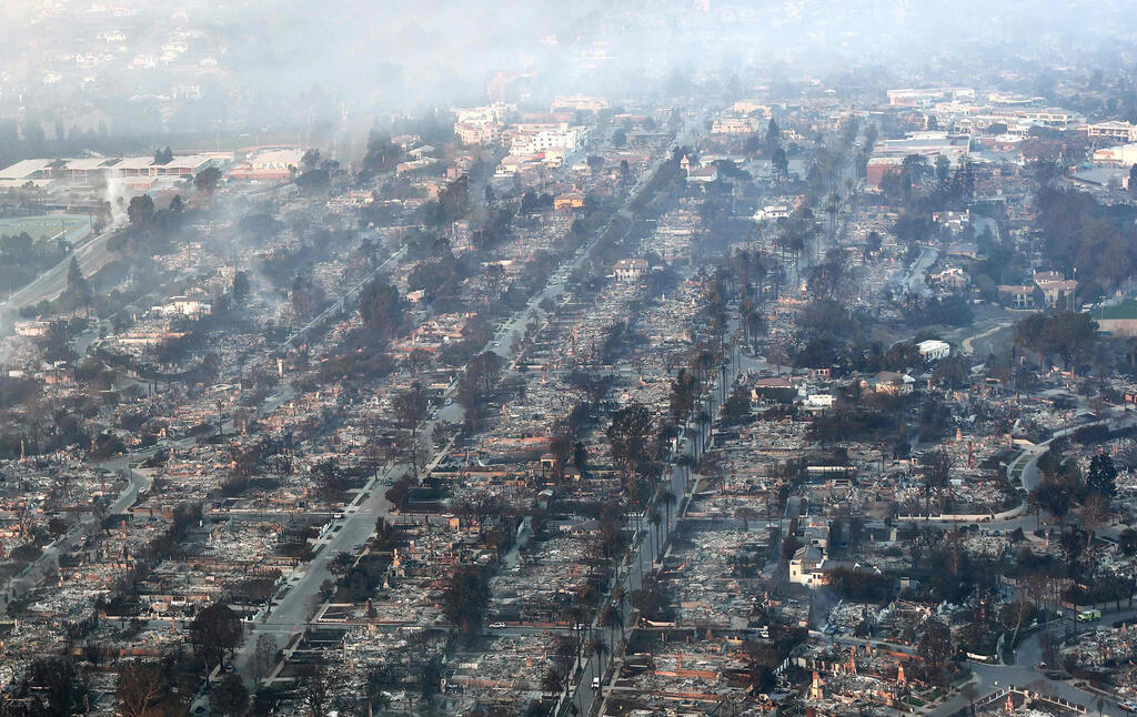 נזקי השריפות בפסיפיק פליסיידס (צילום: MARIO TAMA / GETTY IMAGES NORTH AMERICA / AFP) נזקי השריפות בפסיפיק פליסיידס