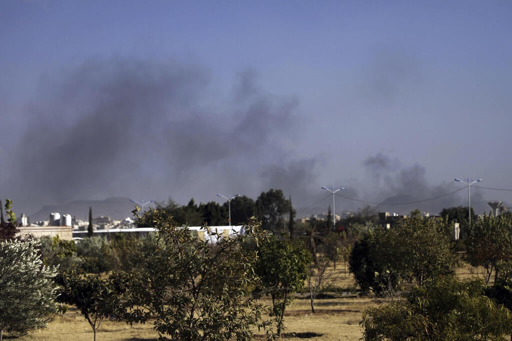 IDF strikes Yemen (Photo: AP Photo/Osamah Abdulrahman) תקיפות בצנעא