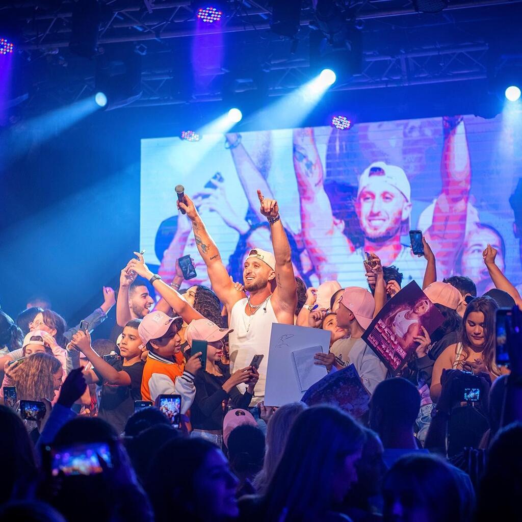 בן זיני בהופעה. ''אני במקום אחר היום'' (צילום: מתוך האינסטגרם) בן זיני בהופעה