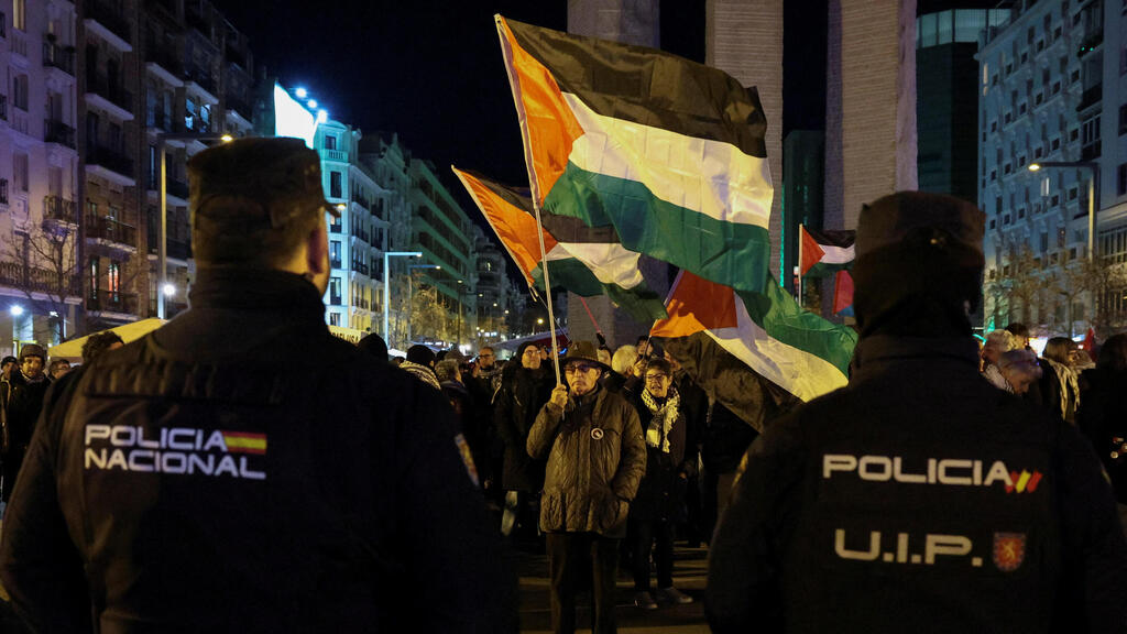 ההפגנות מחוץ לאולם במדריד (צילום: REUTERS/Violeta Santos Moura) ההפגנות מחוץ לאולם במדריד