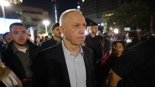 שר הביטחון לשעבר, יואב גלנט, בכיכר החטופים