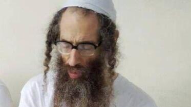 אלעזר רומפלר (מימין) יחד עם חבר הכת קסטילו (במרכז) שנעצר מוקדם יותר החודש 