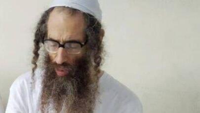 אלעזר רומפלר (מימין) יחד עם חבר הכת קסטילו (במרכז) שנעצר מוקדם יותר החודש 