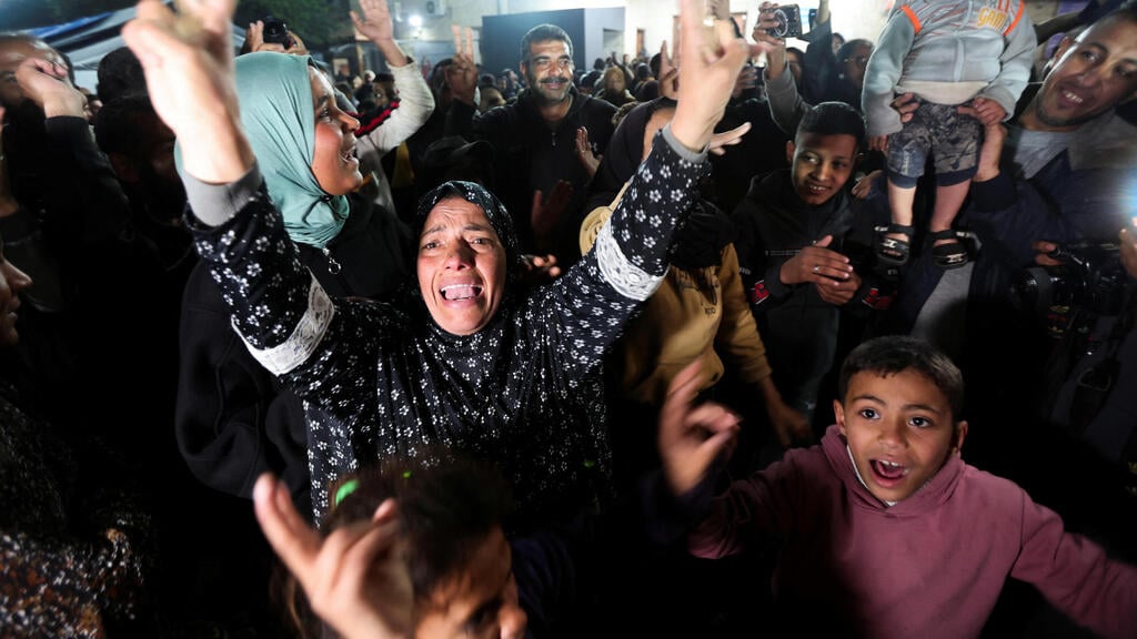 Gazans celebrate the cease-fire agreement (Photo: Ramadan Abed / Reuters) עזתים חוגגים ב חאן יונס רצועת עזה עם הדיווחים על עסקת חטופים ו הפסקת אש