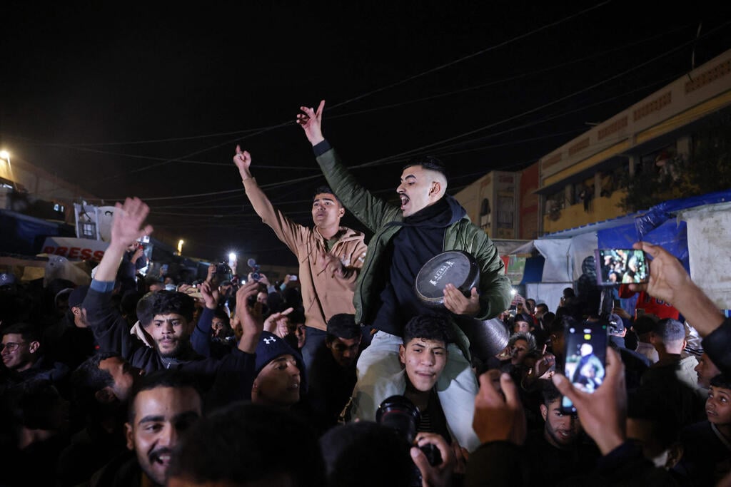 Gazans celebrate the cease-fire agreement (Photo: Bashar Taleb / AFP) עזתים חוגגים ב חאן יונס רצועת עזה עם הדיווחים על עסקת חטופים ו הפסקת אש