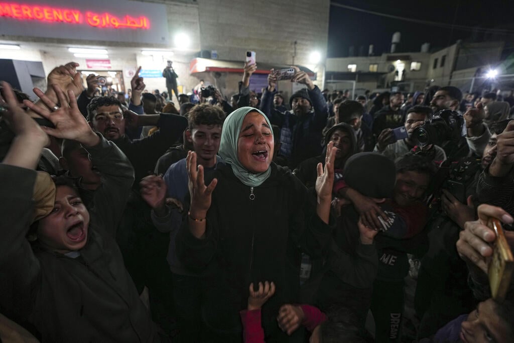 Gazans celebrate the cease-fire agreement (Photo: Bashar Taleb / AFP) חמושי חמאס חוגגים את ה עסקה לשחרור חטופים ו הפסקת אש ב חאן יונס רצועת עזה