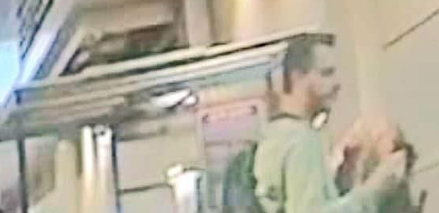 מרגוליס מחזיק את החתול שראה ברחוב (צילום: מתוך מצלמות האבטחה) החשוד מחזיק את החתול שראה ברחוב