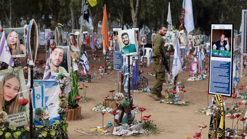 מנציחים את הנרצחים בנובה, בחניון שבו התקיימה המסיבה (צילום: Menahem Kahana / AFP) רעים