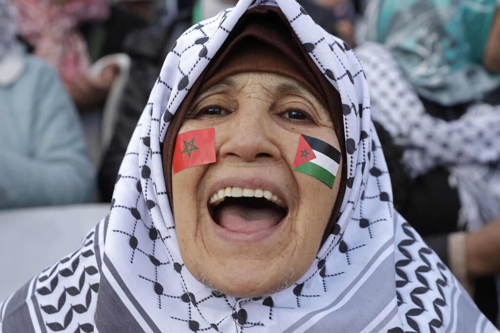 Photo: by Abdel Majid BZIOUAT / AFP הפגנת תמיכה בפלסטינים מול הפרלמנט בראבט