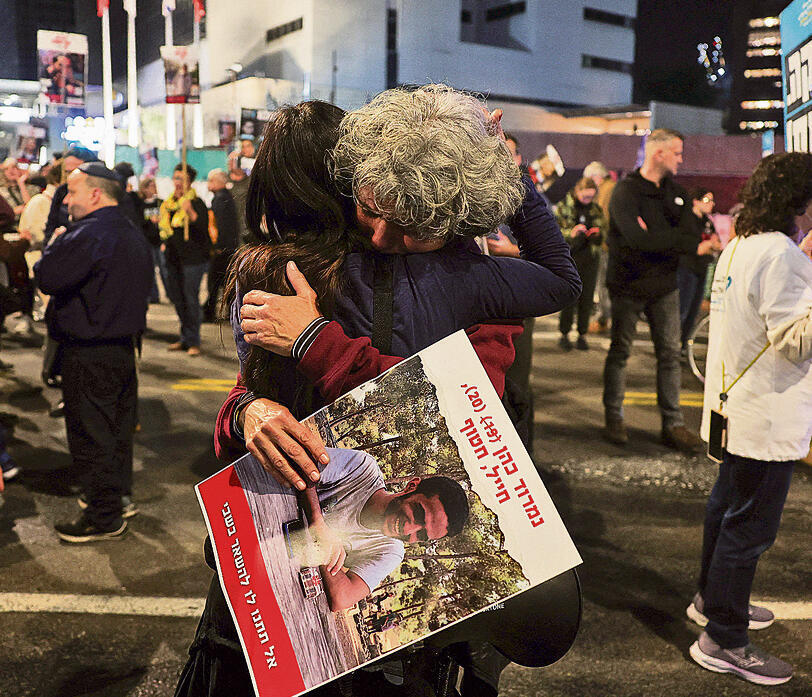 חיבוק אחרי קבלת הבשורה על העסקה. כל דיווח יעצור את הלב וכל עיכוב יגזול נשימה | צילום: רויטרס, Ronen Zvulun yk14226125
